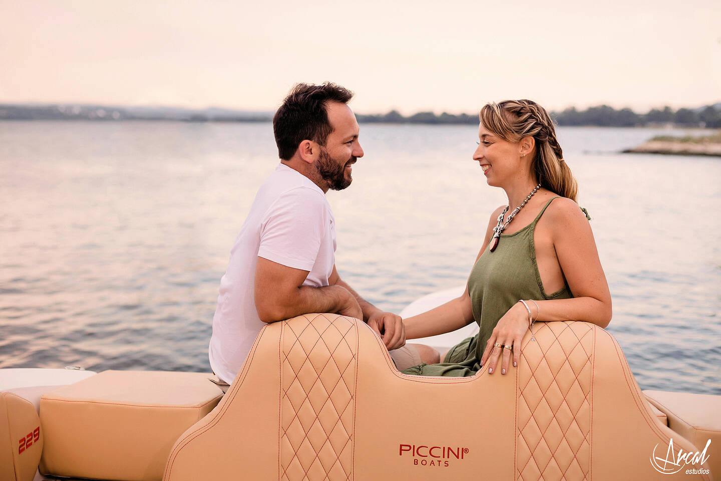 50-jime-sabino-y-mauro-piccini-fotografi-a-de-pre-boda-en-lancha-fotos-familiares-en-el-lago-san-roque-y-playa-los-mimbres-carlos-paza-146287-O