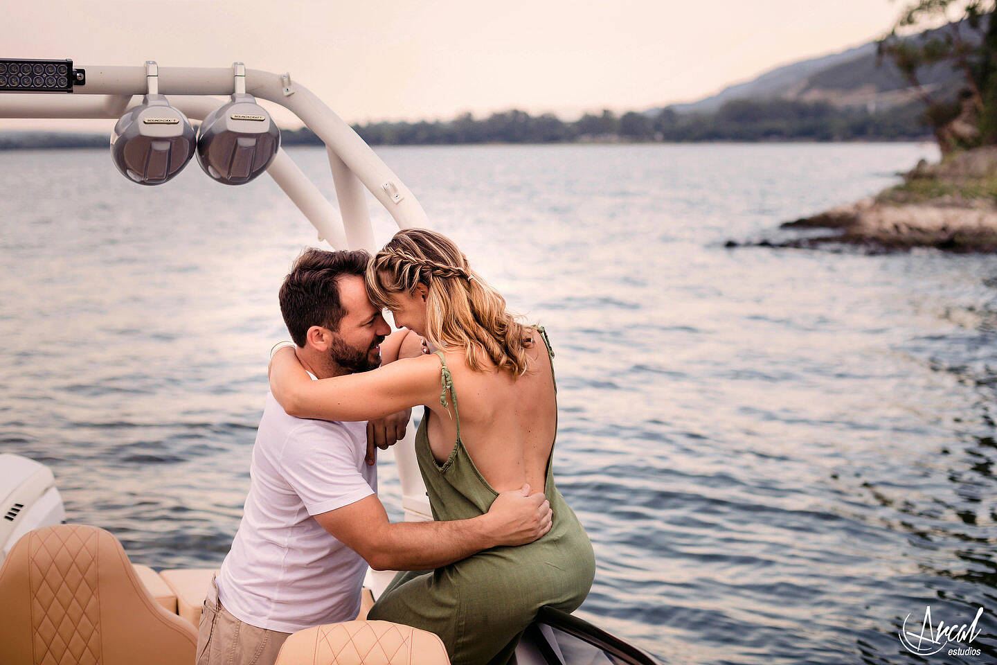60-jime-sabino-y-mauro-piccini-fotografi-a-de-pre-boda-en-lancha-fotos-familiares-en-el-lago-san-roque-y-playa-los-mimbres-carlos-paz-146287-O