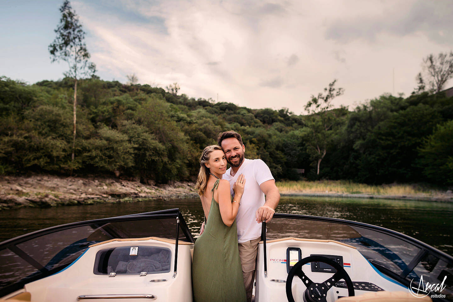 72-jime-sabino-y-mauro-piccini-fotografi-a-de-pre-boda-en-lancha-fotos-familiares-en-el-lago-san-roque-y-playa-los-mimbres-carlos-paz-146287-O