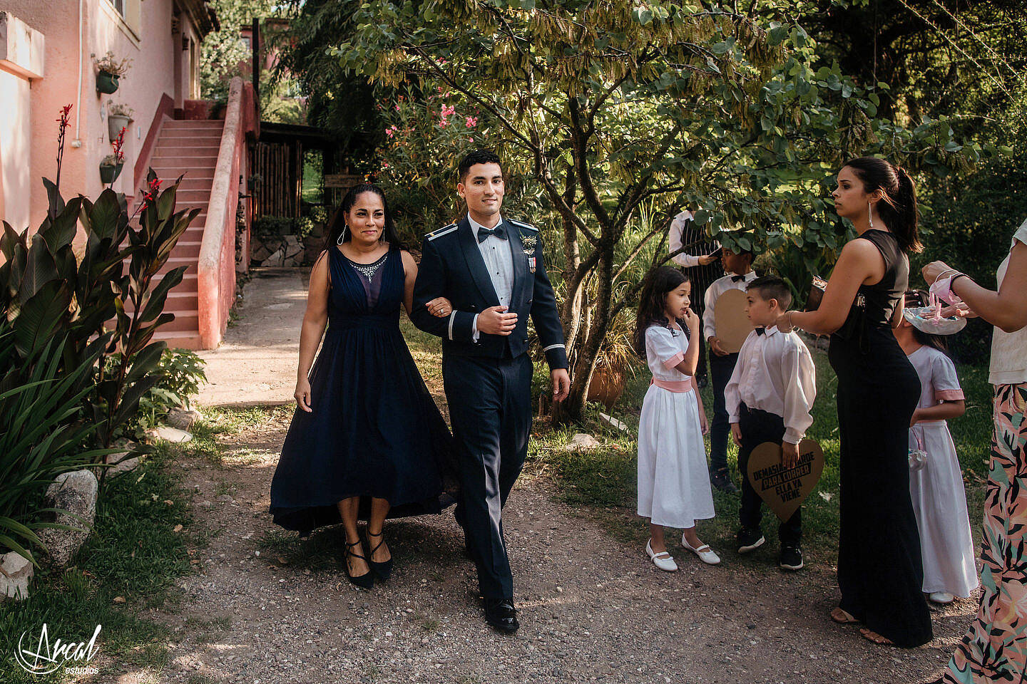 047-dara-y-joe-boda-en-estancia-el-rosal-agua-de-oro-tocado-de-petit-atelier-152183-O