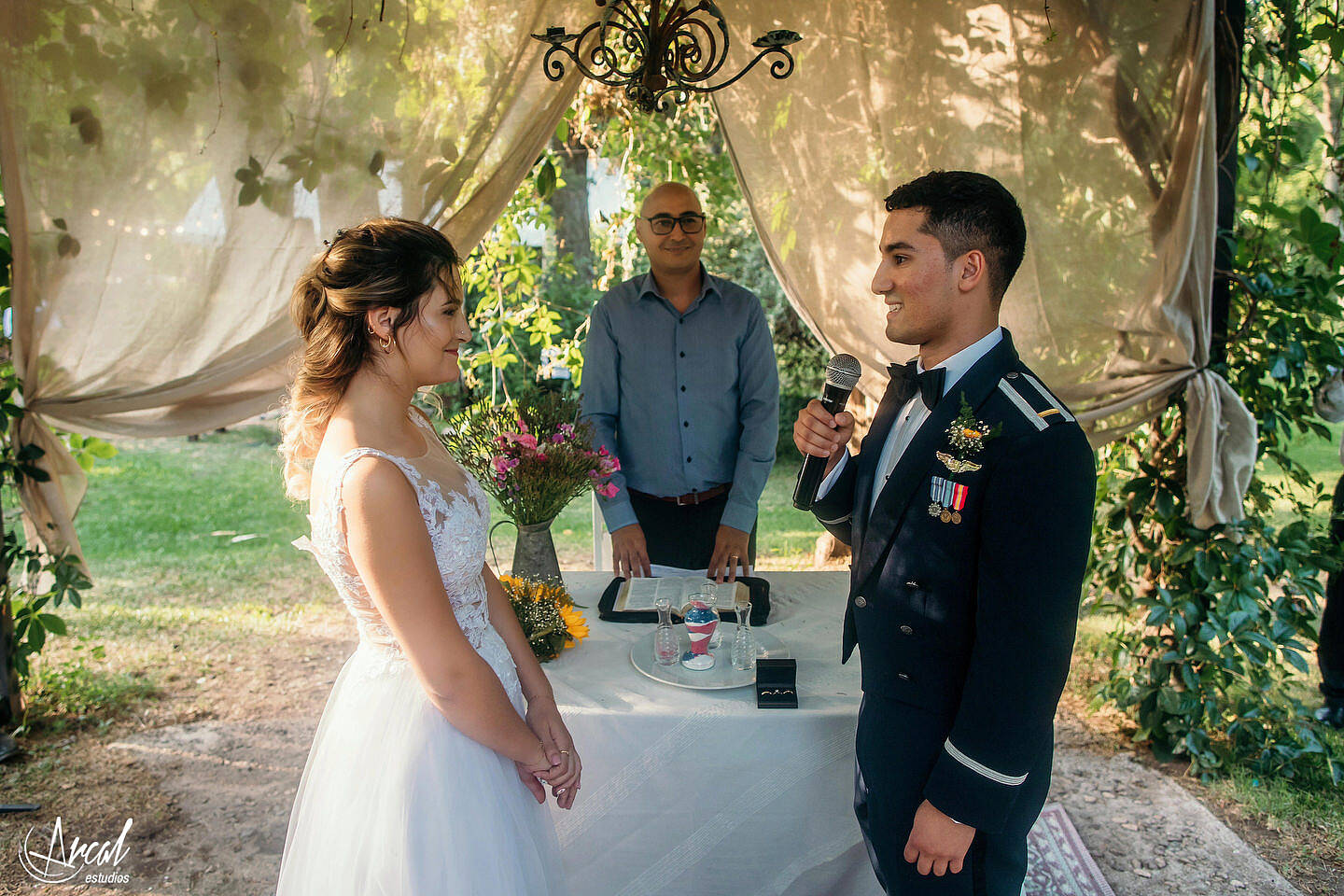 077-dara-y-joe-boda-en-estancia-el-rosal-agua-de-oro-tocado-de-petit-atelier-152183-O