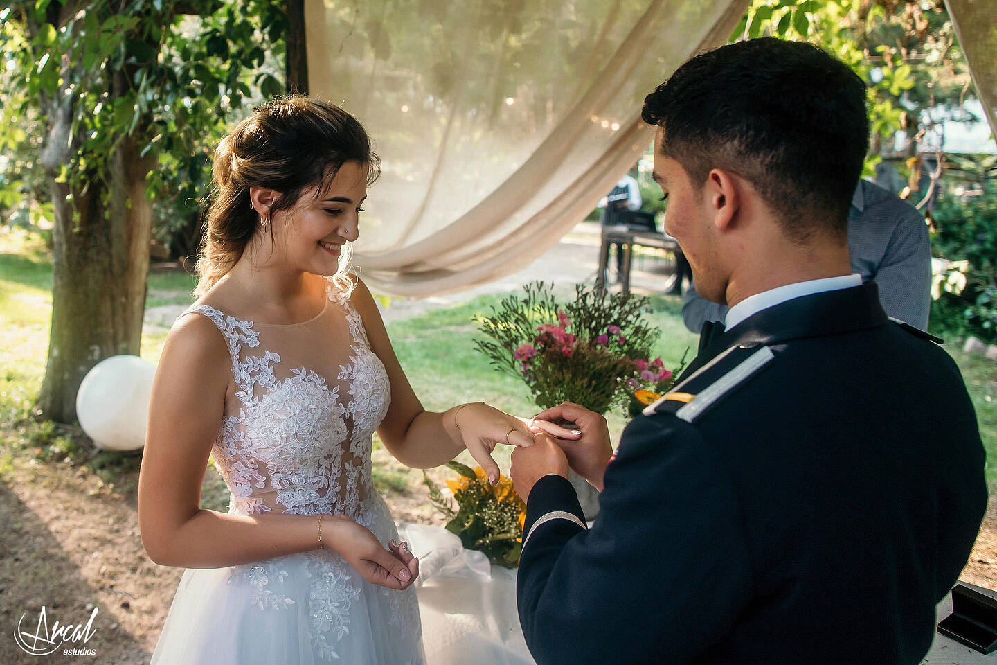 083-dara-y-joe-boda-en-estancia-el-rosal-agua-de-oro-tocado-de-petit-atelier-152183-O