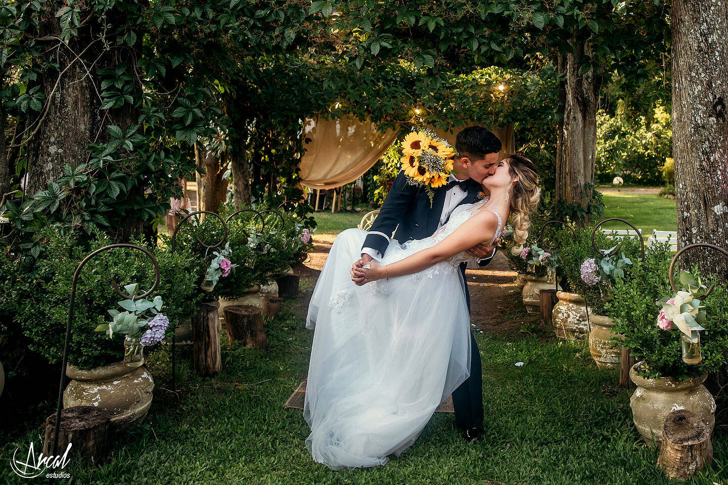 112-dara-y-joe-boda-en-estancia-el-rosal-agua-de-oro-tocado-de-petit-atelier-152183-O