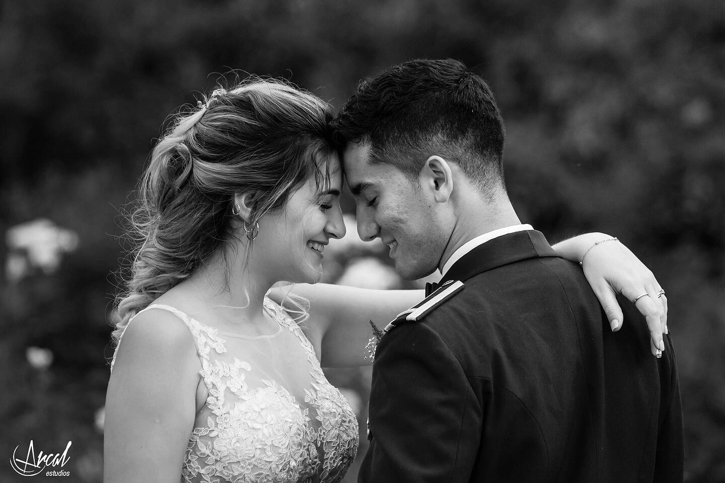 135-dara-y-joe-boda-en-estancia-el-rosal-agua-de-oro-tocado-de-petit-atelier-152183-O