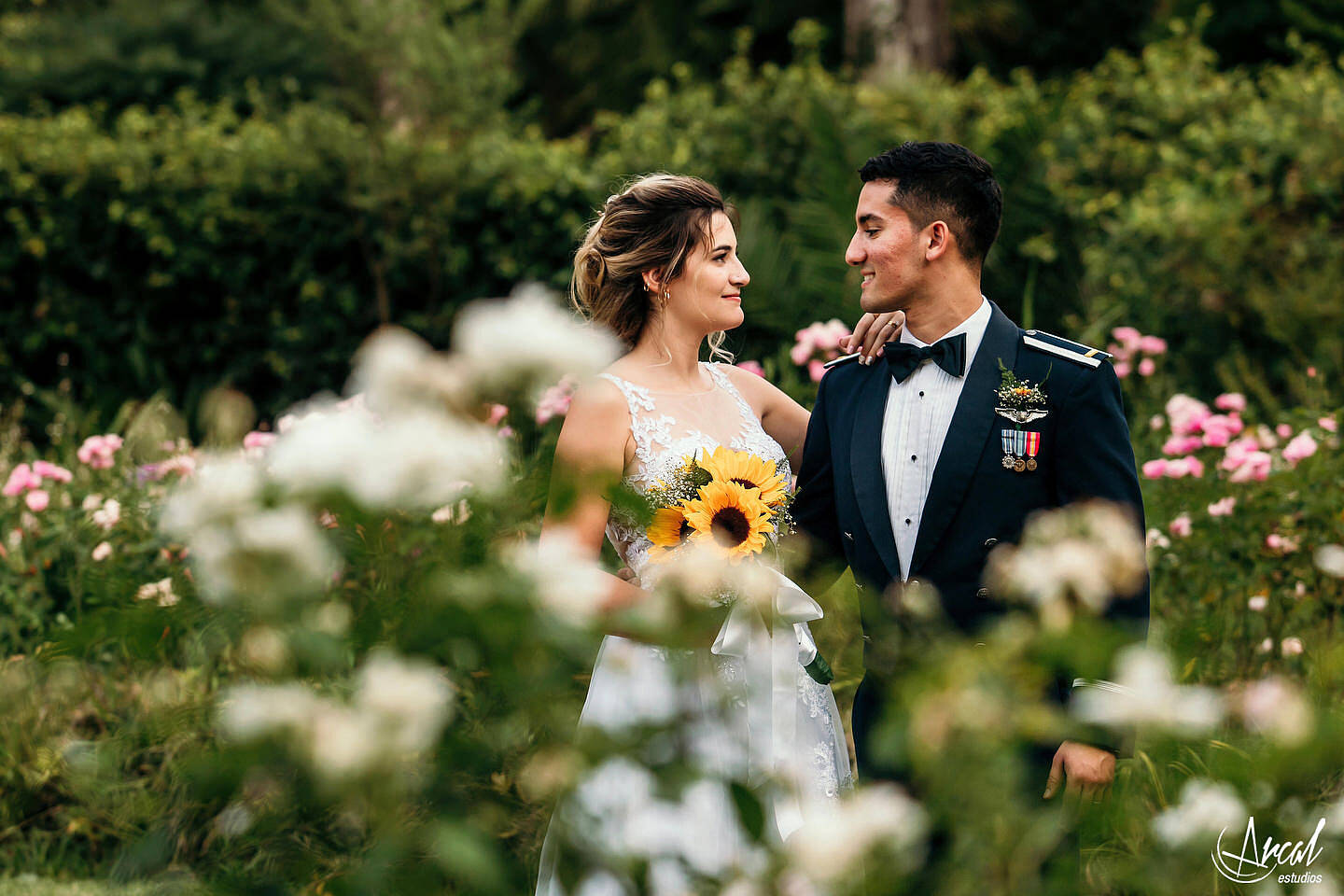 141-dara-y-joe-boda-en-estancia-el-rosal-agua-de-oro-tocado-de-petit-ateliera-152183-O