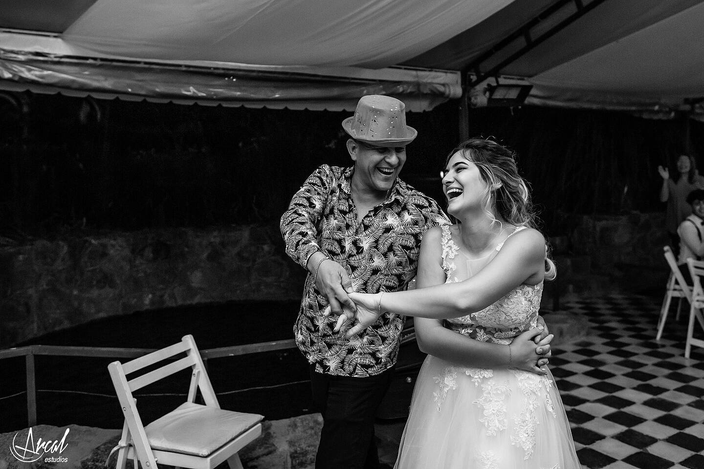 198-dara-y-joe-boda-en-estancia-el-rosal-agua-de-oro-tocado-de-petit-atelier-152183-O