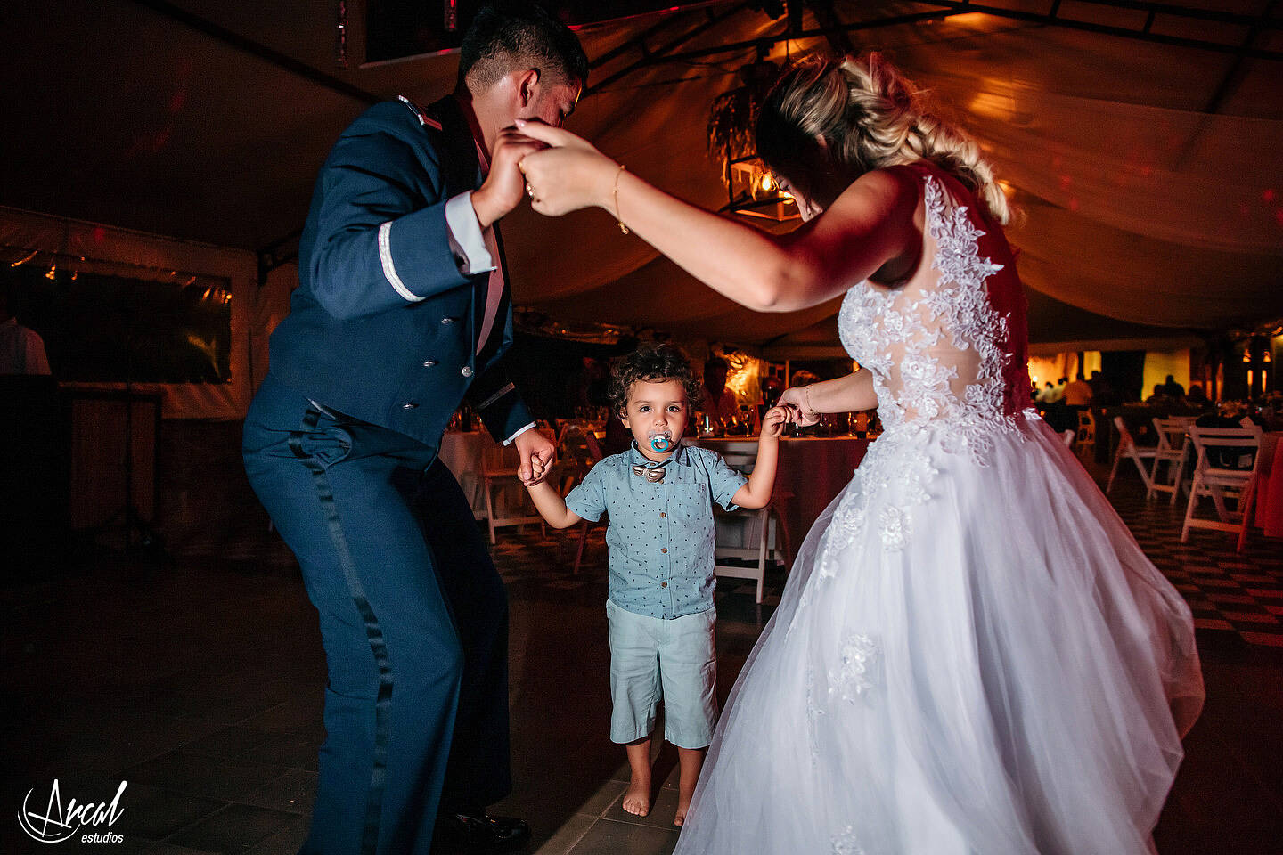 252-dara-y-joe-boda-en-estancia-el-rosal-agua-de-oro-tocado-de-petit-atelier-152183-O