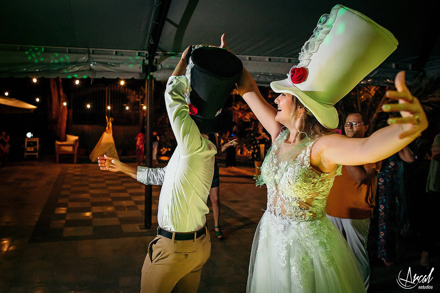 305-dara-y-joe-boda-en-estancia-el-rosal-agua-de-oro-tocado-de-petit-ateliera-152183-O