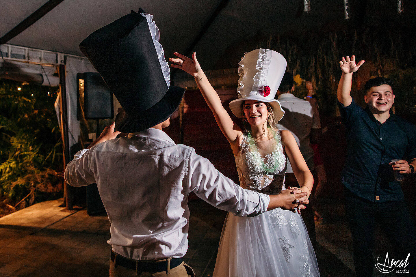 319-dara-y-joe-boda-en-estancia-el-rosal-agua-de-oro-tocado-de-petit-ateliera-152183-O