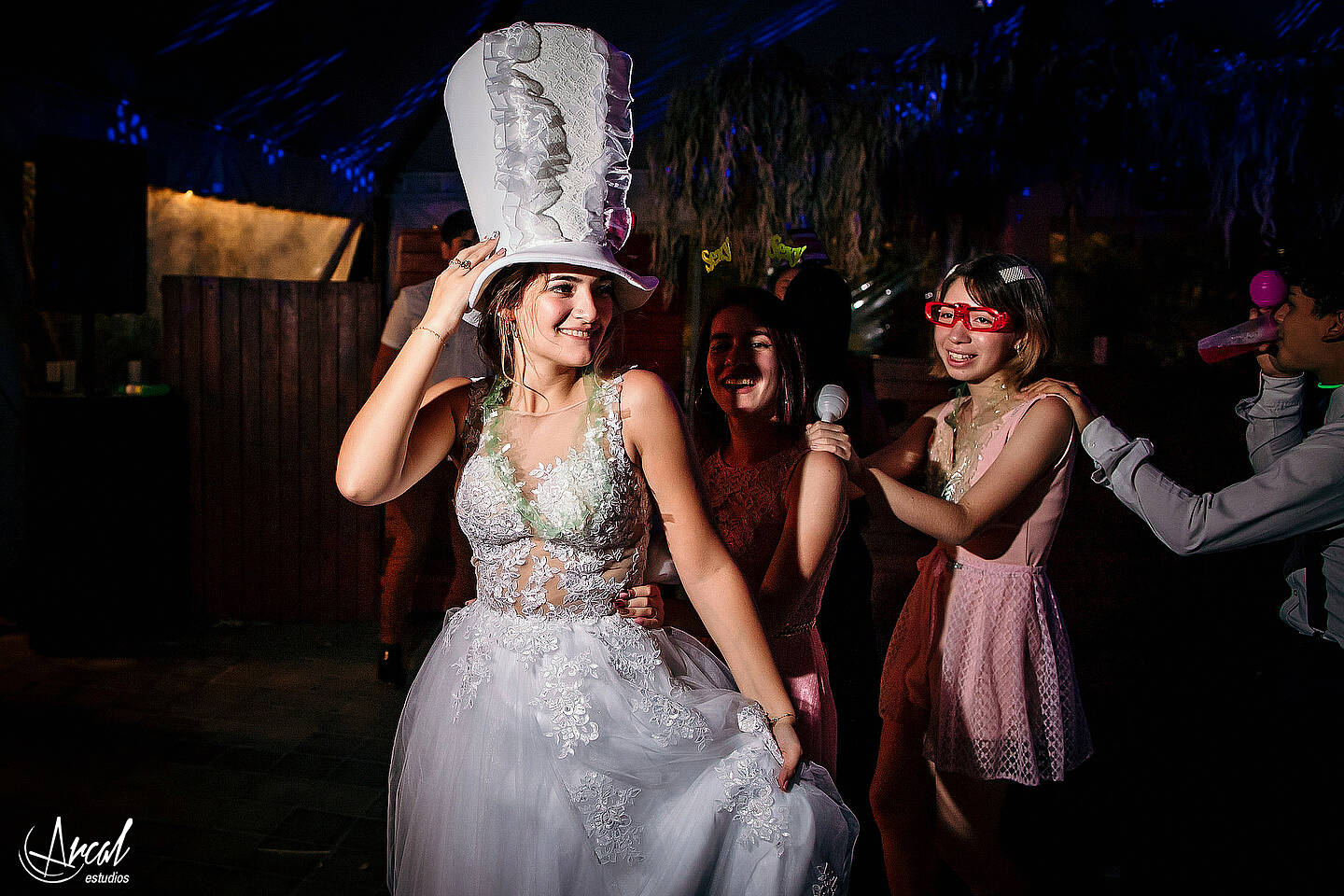 325-dara-y-joe-boda-en-estancia-el-rosal-agua-de-oro-tocado-de-petit-atelier-152183-O