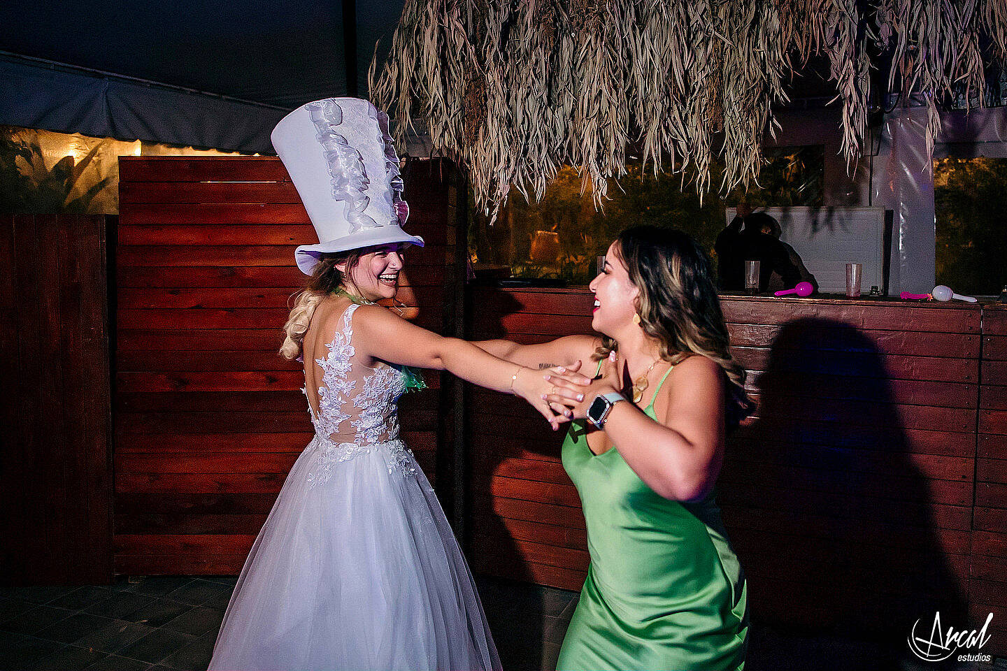 331-dara-y-joe-boda-en-estancia-el-rosal-agua-de-oro-tocado-de-petit-ateliera-152183-O