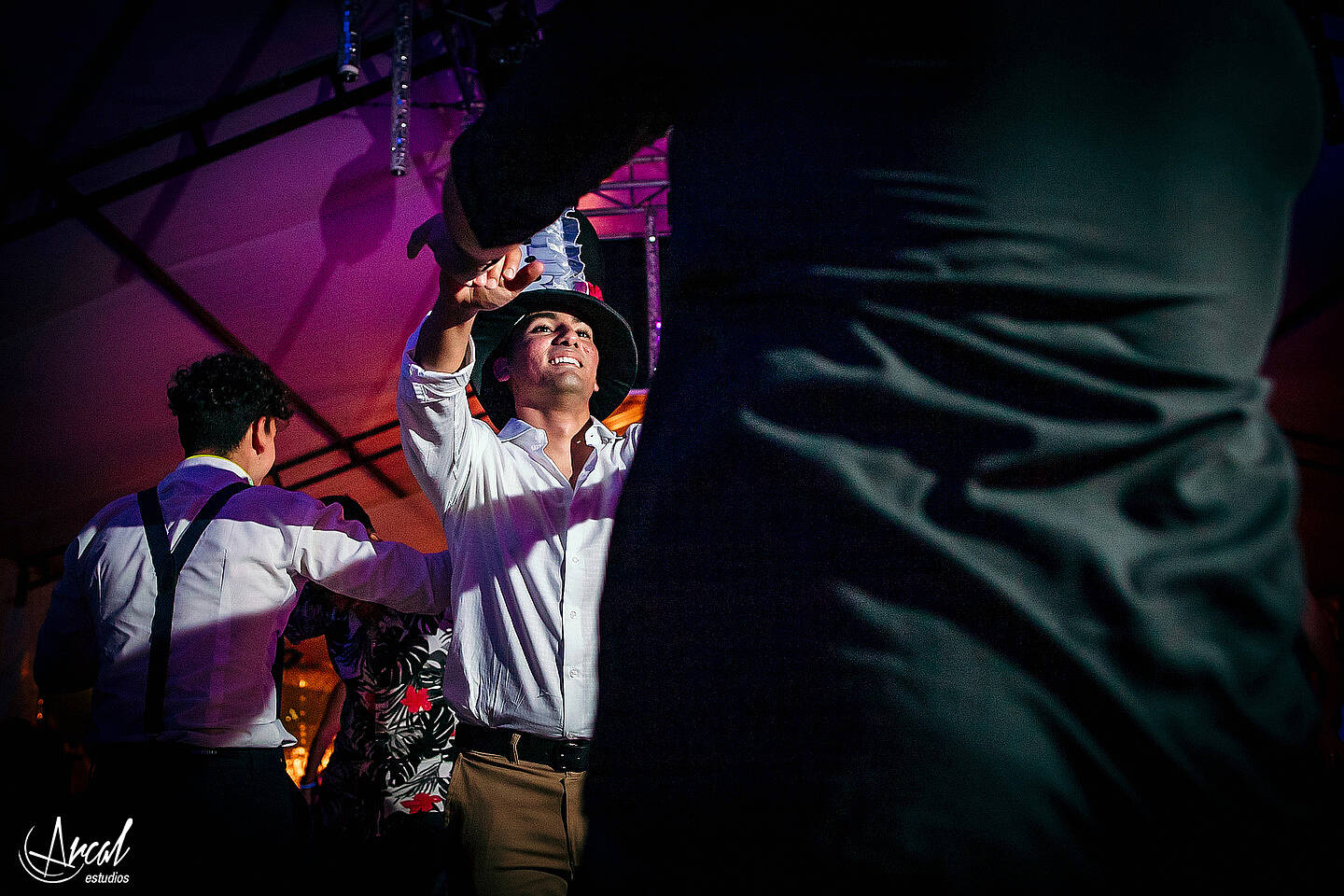 333-dara-y-joe-boda-en-estancia-el-rosal-agua-de-oro-tocado-de-petit-atelier-152183-O