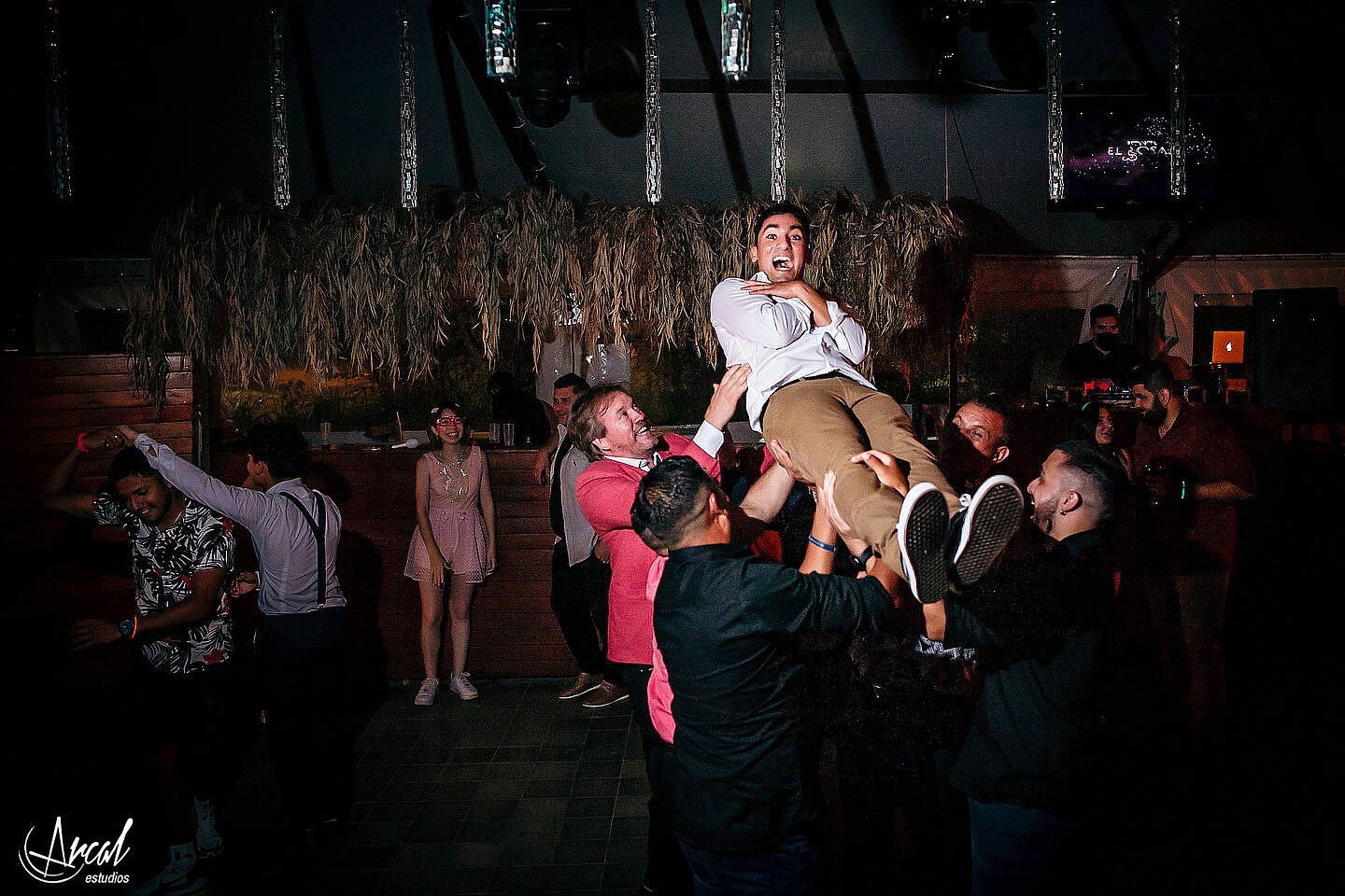 340-dara-y-joe-boda-en-estancia-el-rosal-agua-de-oro-tocado-de-petit-atelier-152183-O