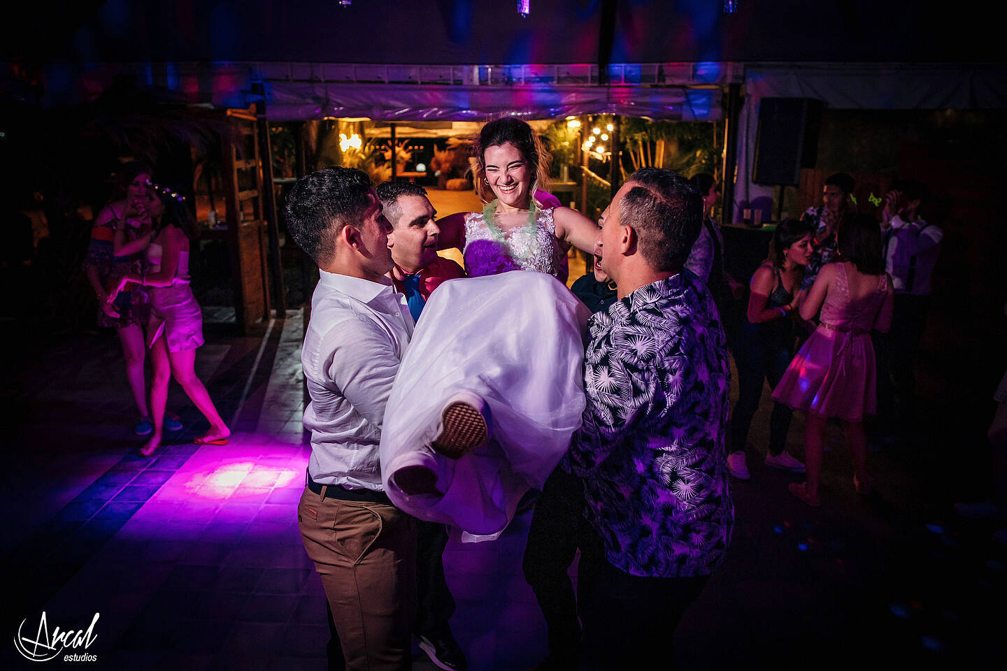 341-dara-y-joe-boda-en-estancia-el-rosal-agua-de-oro-tocado-de-petit-atelier-152183-O