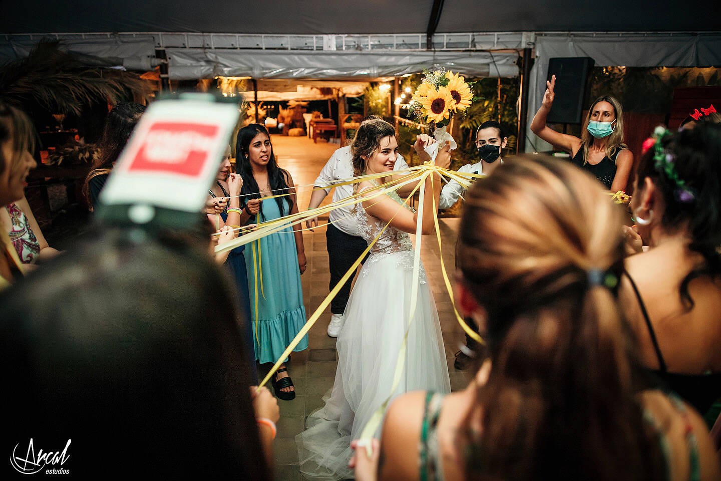 383-dara-y-joe-boda-en-estancia-el-rosal-agua-de-oro-tocado-de-petit-atelier-152183-O