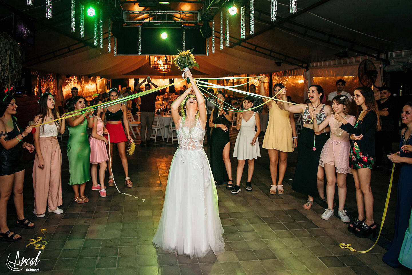 385-dara-y-joe-boda-en-estancia-el-rosal-agua-de-oro-tocado-de-petit-atelier-152183-O