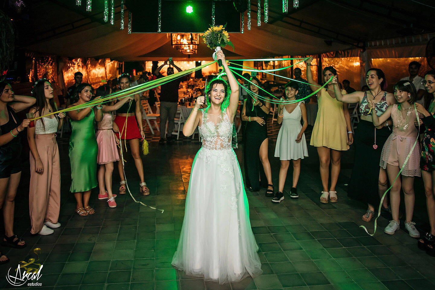 386-dara-y-joe-boda-en-estancia-el-rosal-agua-de-oro-tocado-de-petit-atelier-152183-O