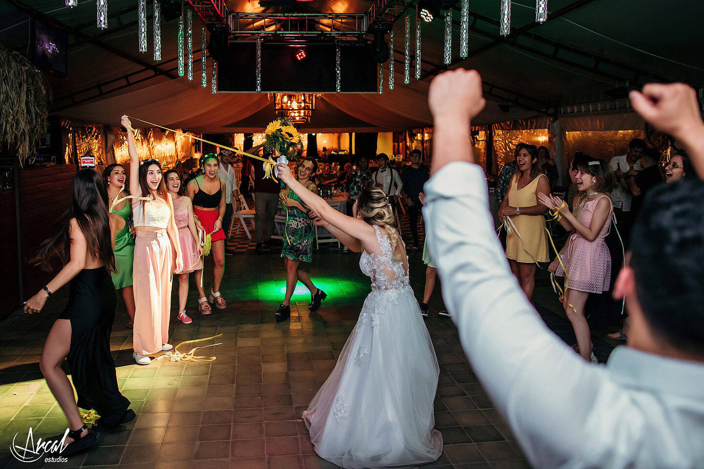 390-dara-y-joe-boda-en-estancia-el-rosal-agua-de-oro-tocado-de-petit-atelier-152183-O