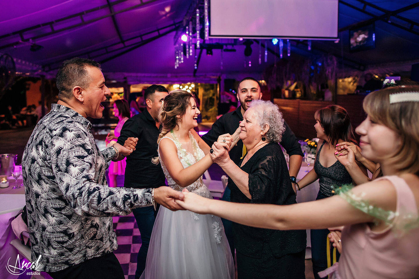 394-dara-y-joe-boda-en-estancia-el-rosal-agua-de-oro-tocado-de-petit-atelier-152183-O