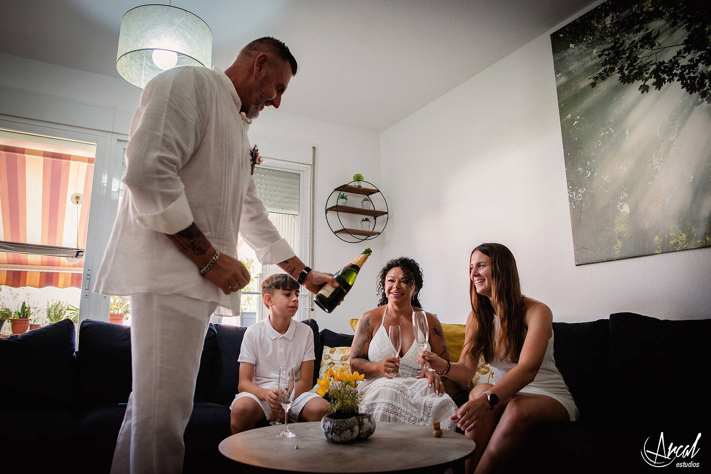 013-elena-y-a-ngel-fotografi-a-de-aniversario-de-bodas-en-catamaran-de-alicante-boda-de-verano-en-el-mar-de-alicante-164073-O