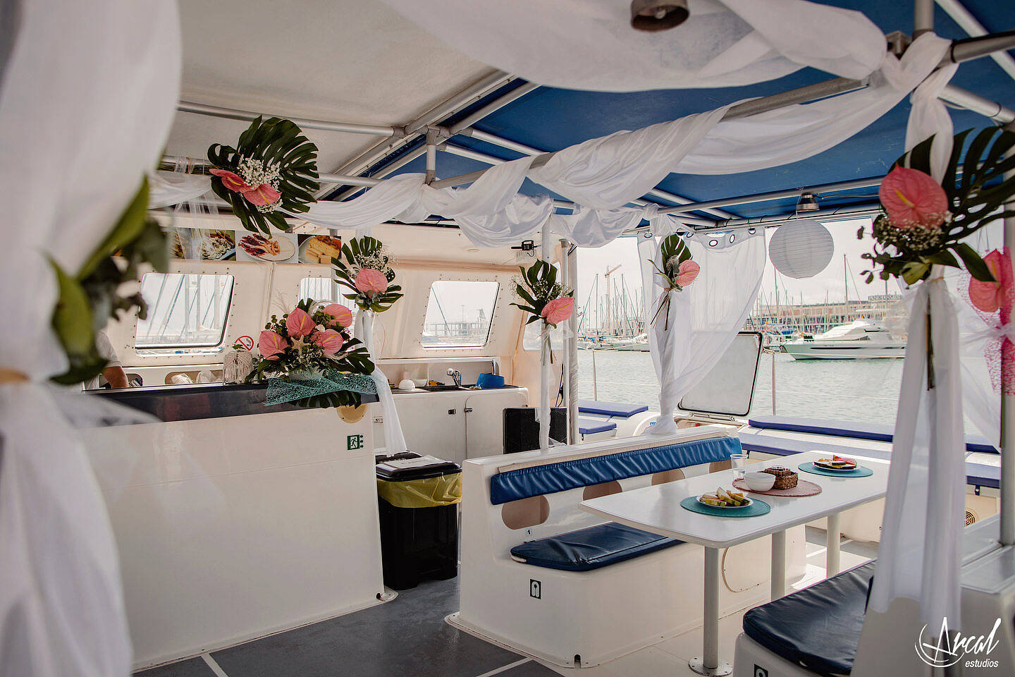 025-elena-y-a-ngel-fotografi-a-de-aniversario-de-bodas-en-catamaran-de-alicante-boda-de-verano-en-el-mar-de-alicante-164073-O