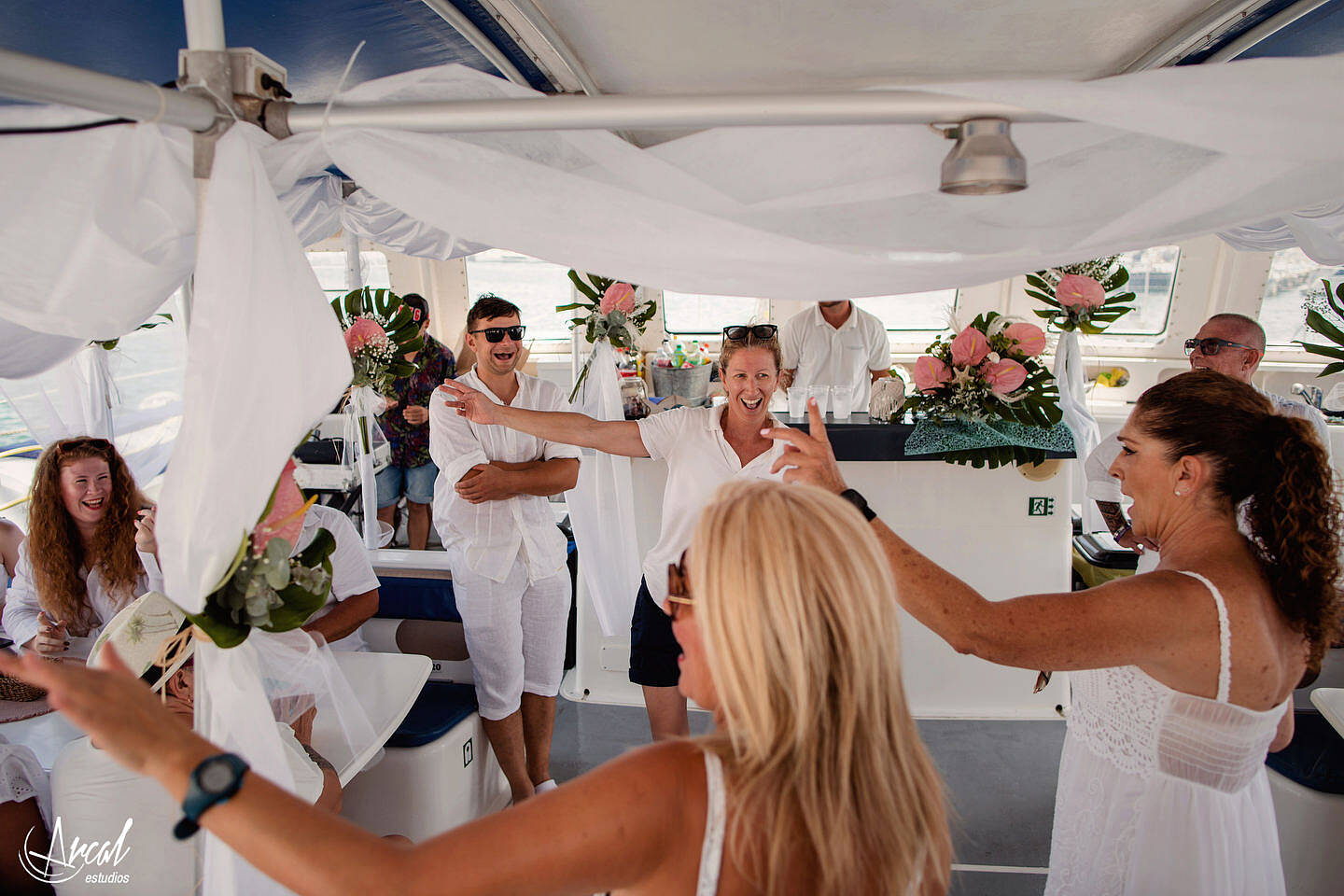 027-elena-y-a-ngel-fotografi-a-de-aniversario-de-bodas-en-catamaran-de-alicante-boda-de-verano-en-el-mar-de-alicante-164073-O