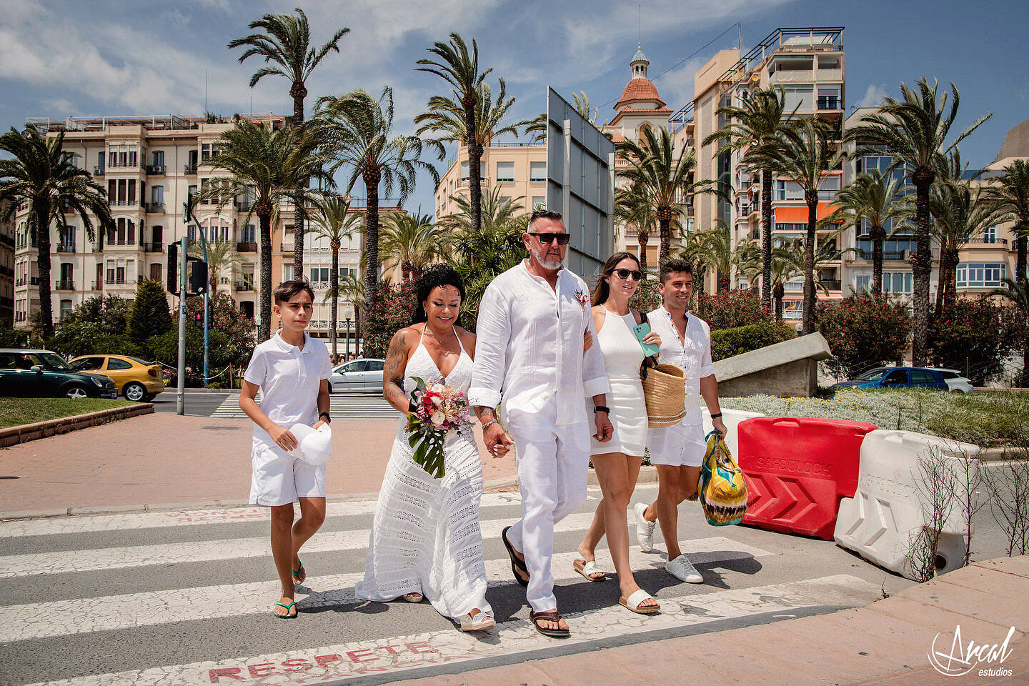 034-elena-y-a-ngel-fotografi-a-de-aniversario-de-bodas-en-catamaran-de-alicante-boda-de-verano-en-el-mar-de-alicante-164073-O