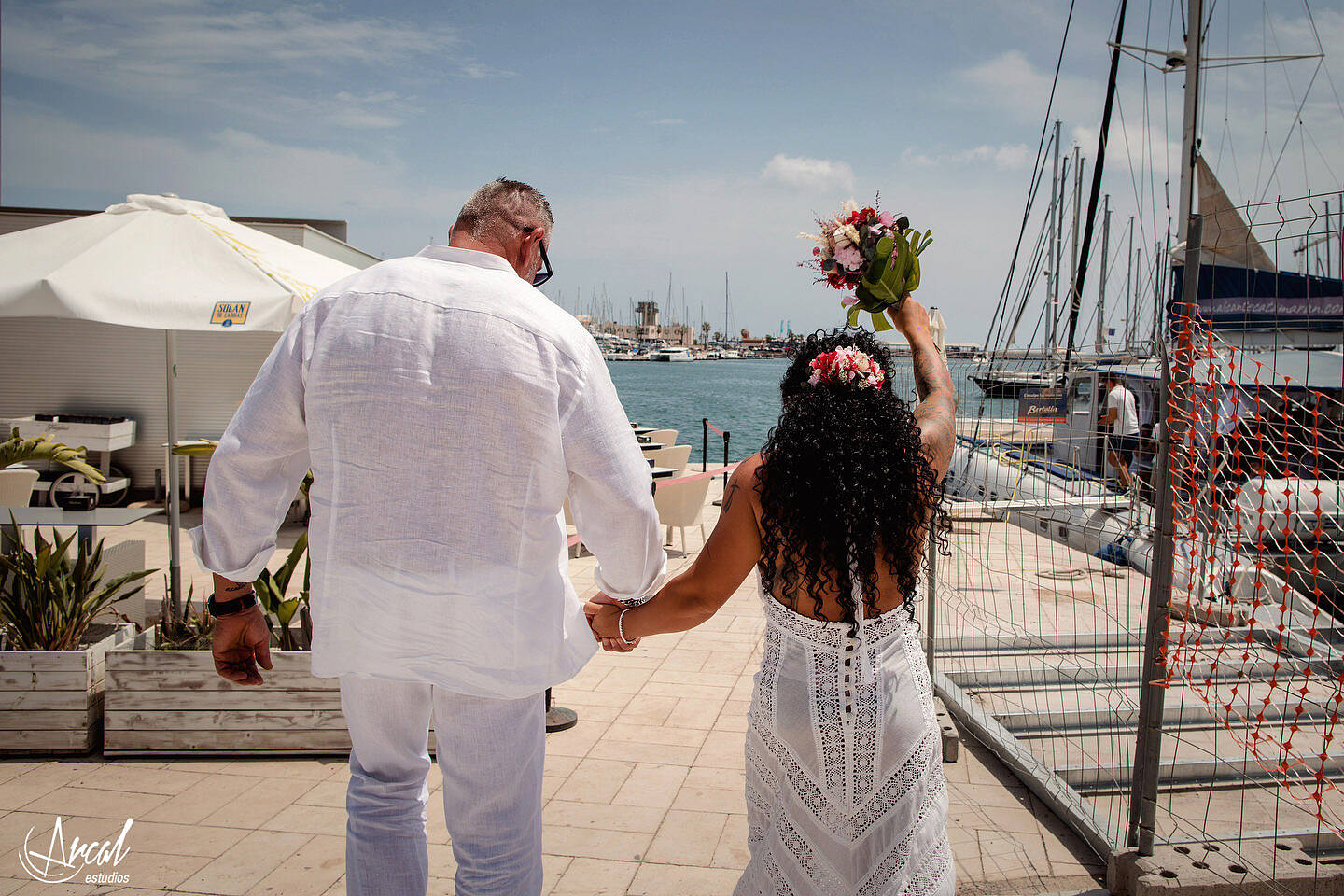 035-elena-y-a-ngel-fotografi-a-de-aniversario-de-bodas-en-catamaran-de-alicante-boda-de-verano-en-el-mar-de-alicante-164073-O