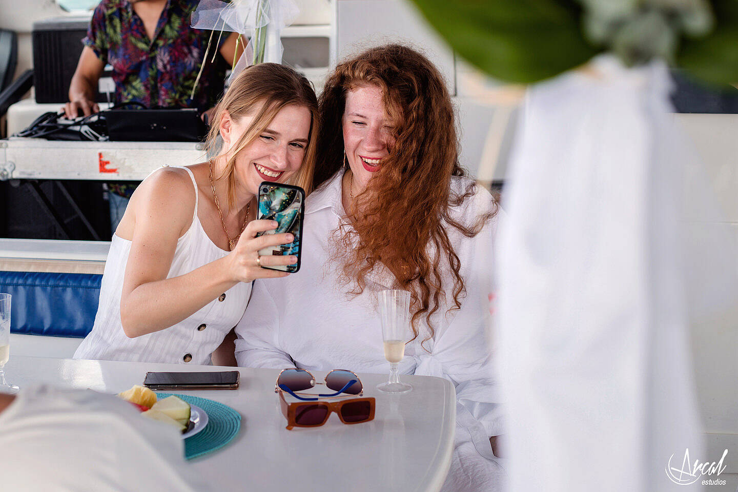 058-elena-y-a-ngel-fotografi-a-de-aniversario-de-bodas-en-catamaran-de-alicante-boda-de-verano-en-el-mar-de-alicante-164073-O
