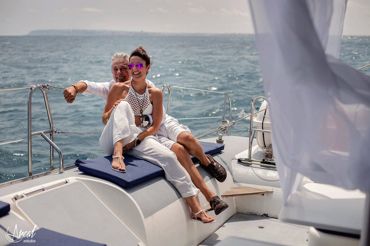 059-elena-y-a-ngel-fotografi-a-de-aniversario-de-bodas-en-catamaran-de-alicante-boda-de-verano-en-el-mar-de-alicante-164073-O