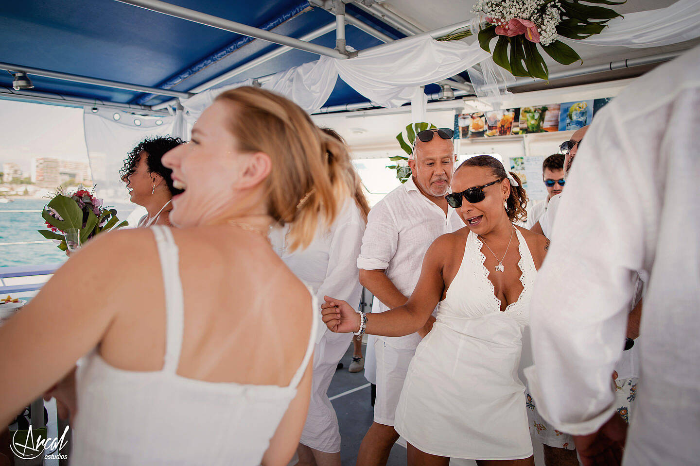 082-elena-y-a-ngel-fotografi-a-de-aniversario-de-bodas-en-catamaran-de-alicante-boda-de-verano-en-el-mar-de-alicante-164073-O