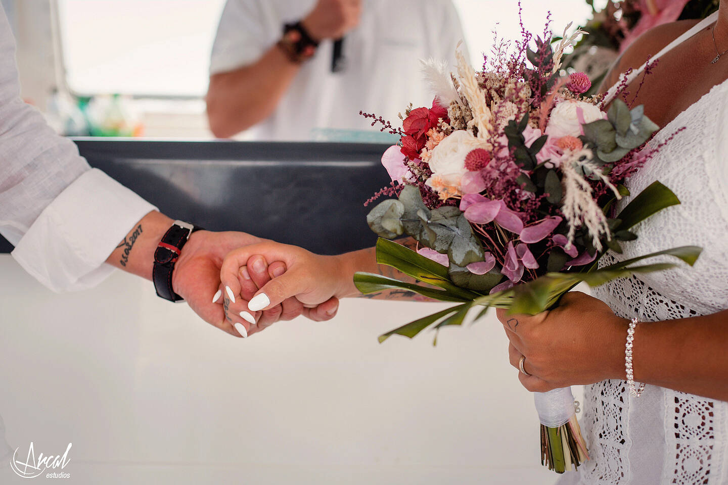 087-elena-y-a-ngel-fotografi-a-de-aniversario-de-bodas-en-catamaran-de-alicante-boda-de-verano-en-el-mar-de-alicante-164073-O