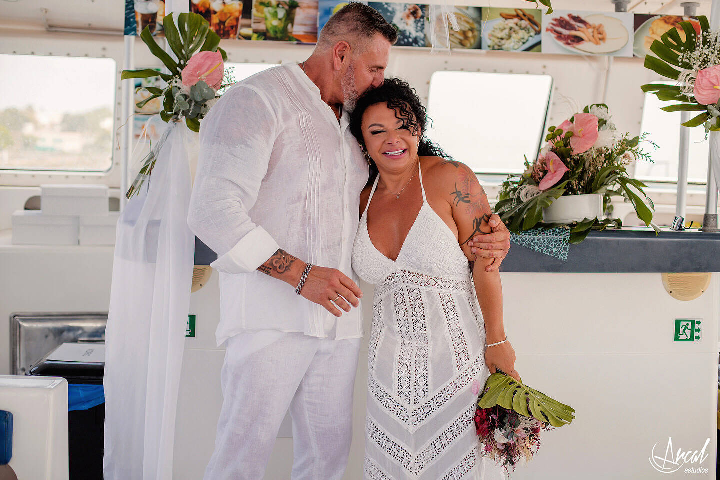 096-elena-y-a-ngel-fotografi-a-de-aniversario-de-bodas-en-catamaran-de-alicante-boda-de-verano-en-el-mar-de-alicante-164073-O