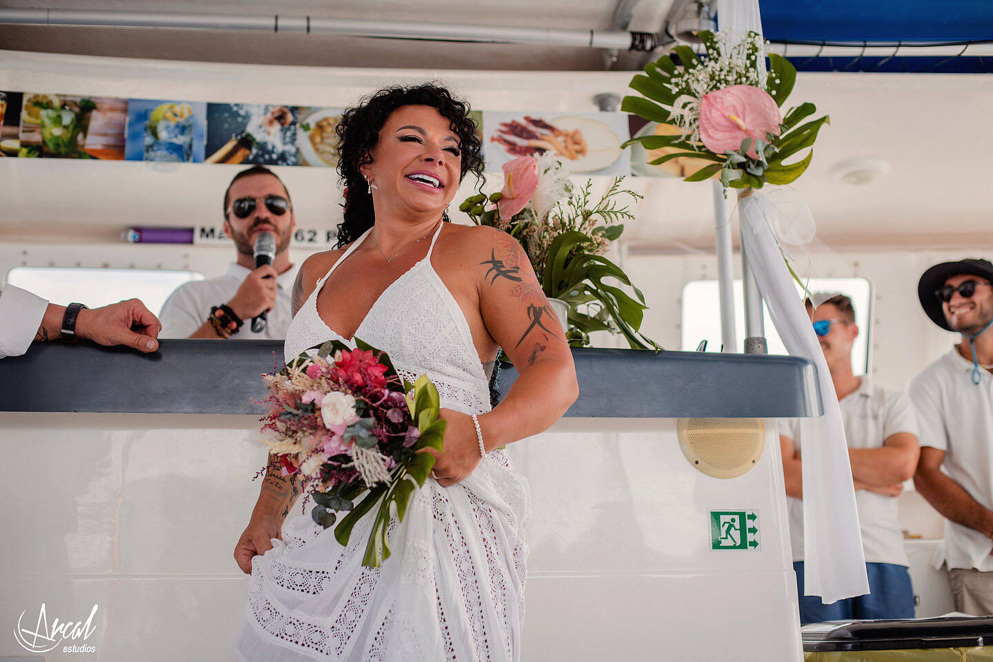 098-elena-y-a-ngel-fotografi-a-de-aniversario-de-bodas-en-catamaran-de-alicante-boda-de-verano-en-el-mar-de-alicante-164073-O