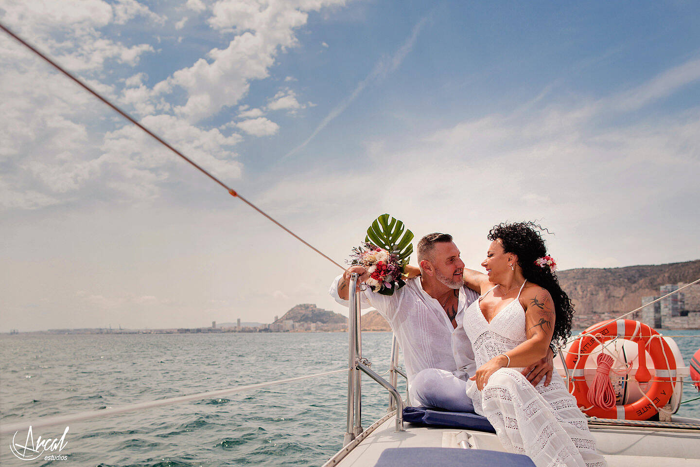 101-elena-y-a-ngel-fotografi-a-de-aniversario-de-bodas-en-catamaran-de-alicante-boda-de-verano-en-el-mar-de-alicante-164073-O