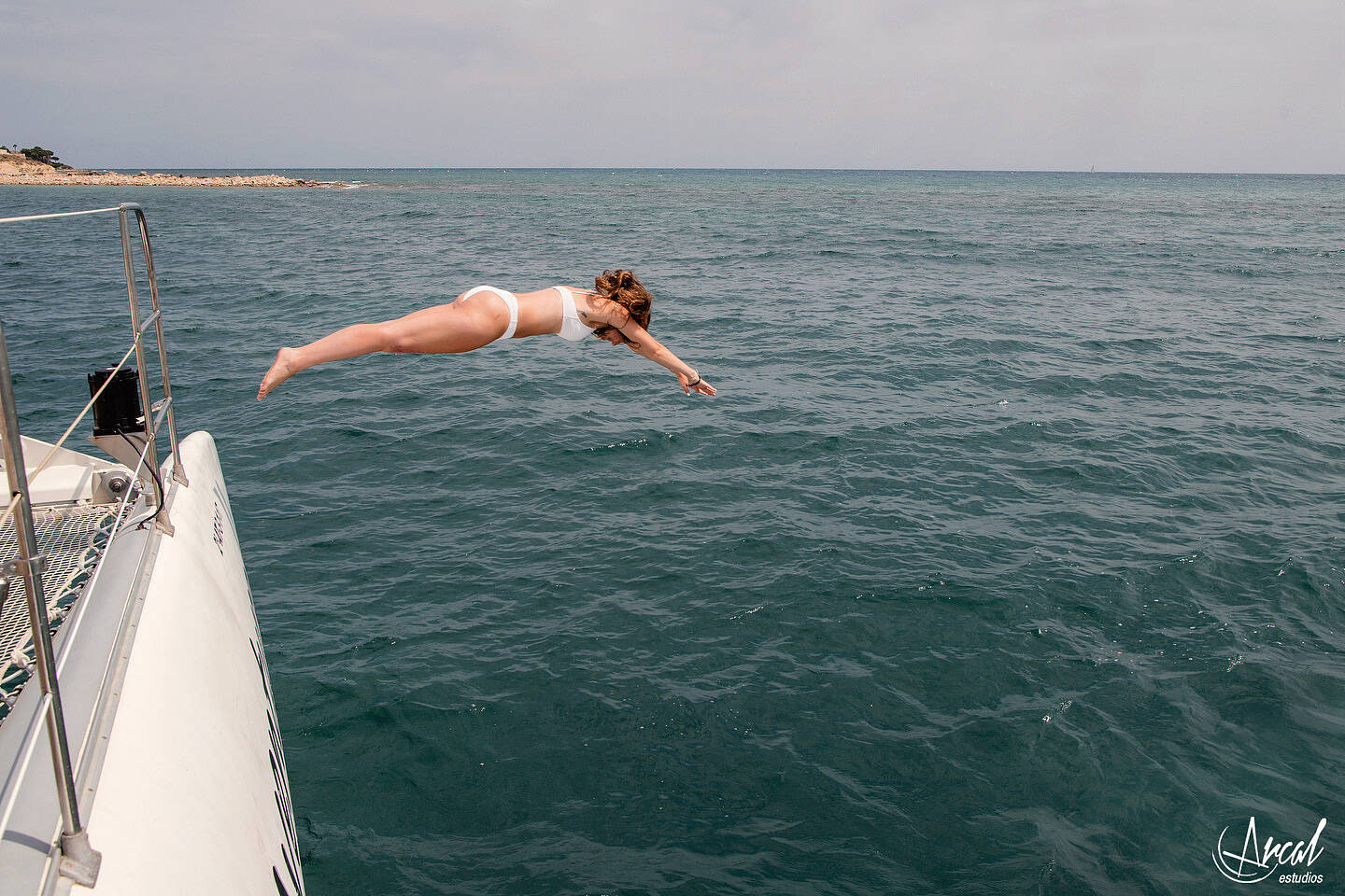 110-elena-y-a-ngel-fotografi-a-de-aniversario-de-bodas-en-catamaran-de-alicante-boda-de-verano-en-el-mar-de-alicante-164073-O