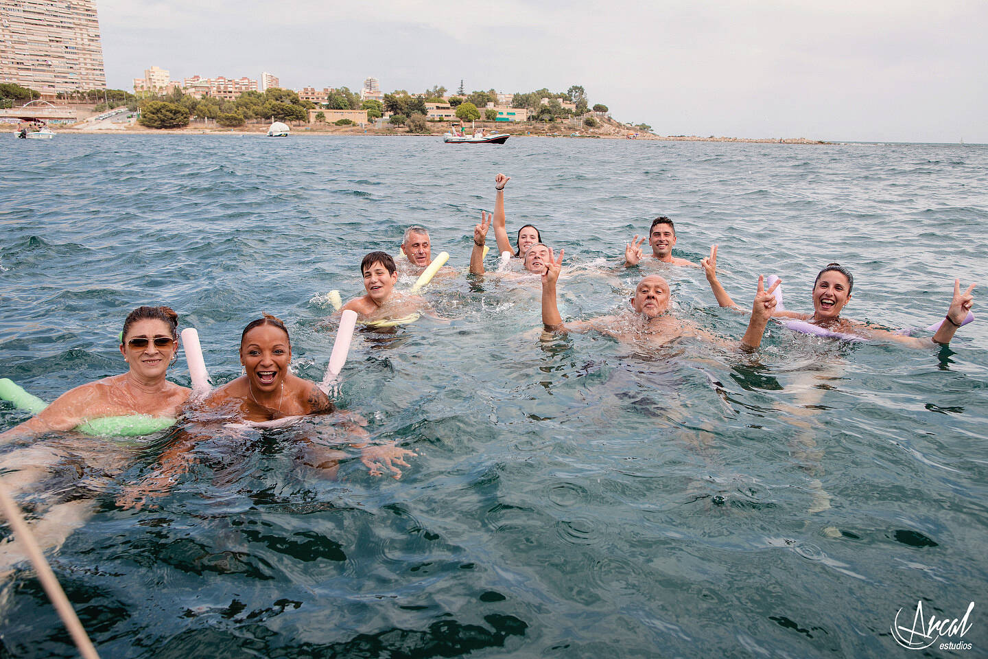116-elena-y-a-ngel-fotografi-a-de-aniversario-de-bodas-en-catamaran-de-alicante-boda-de-verano-en-el-mar-de-alicante-164073-O