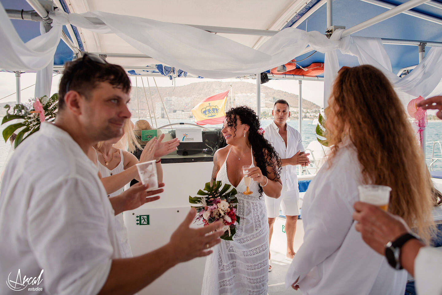 121-elena-y-a-ngel-fotografi-a-de-aniversario-de-bodas-en-catamaran-de-alicante-boda-de-verano-en-el-mar-de-alicante-164073-O