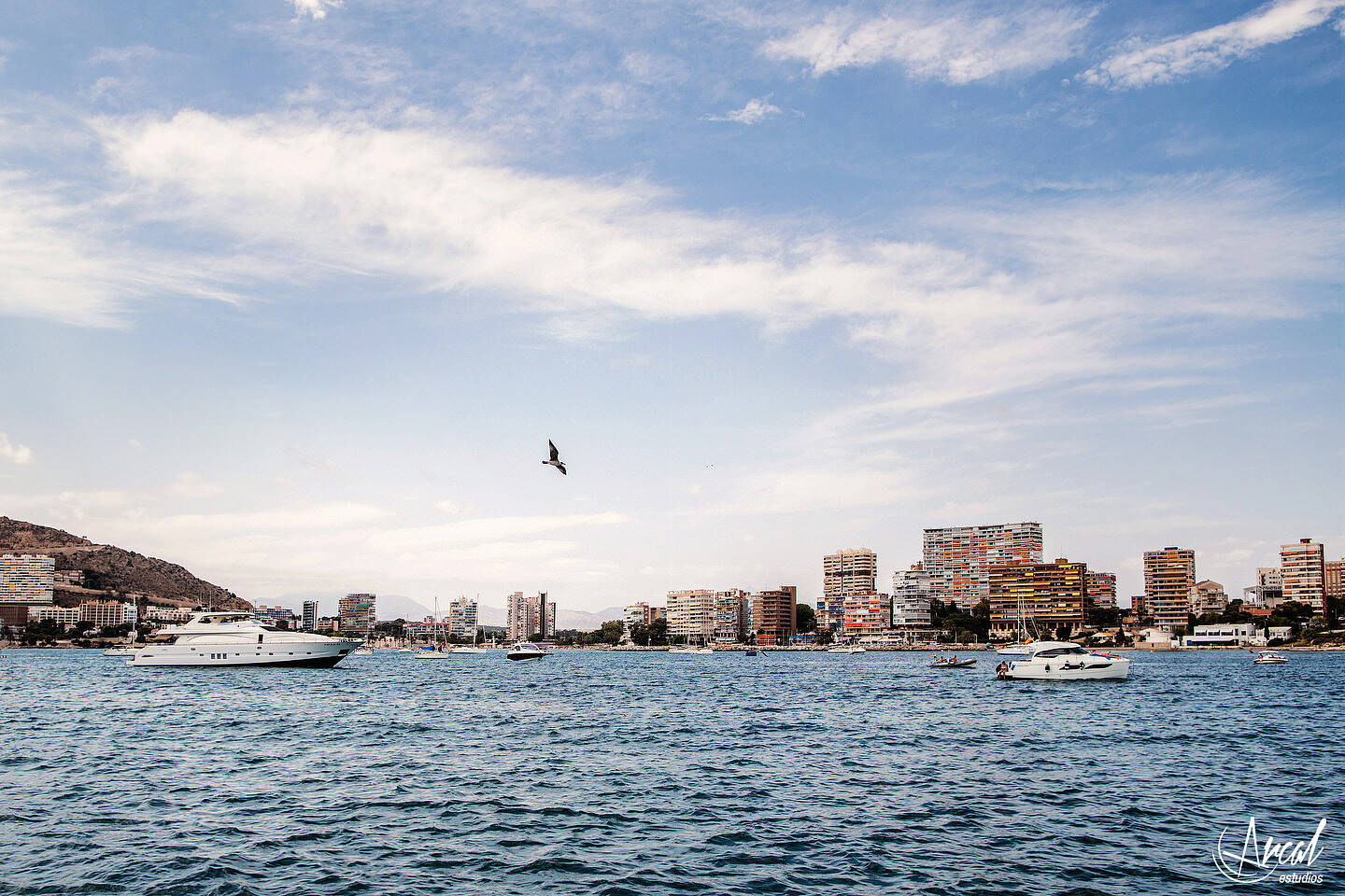 129-elena-y-a-ngel-fotografi-a-de-aniversario-de-bodas-en-catamaran-de-alicante-boda-de-verano-en-el-mar-de-alicante-164073-O