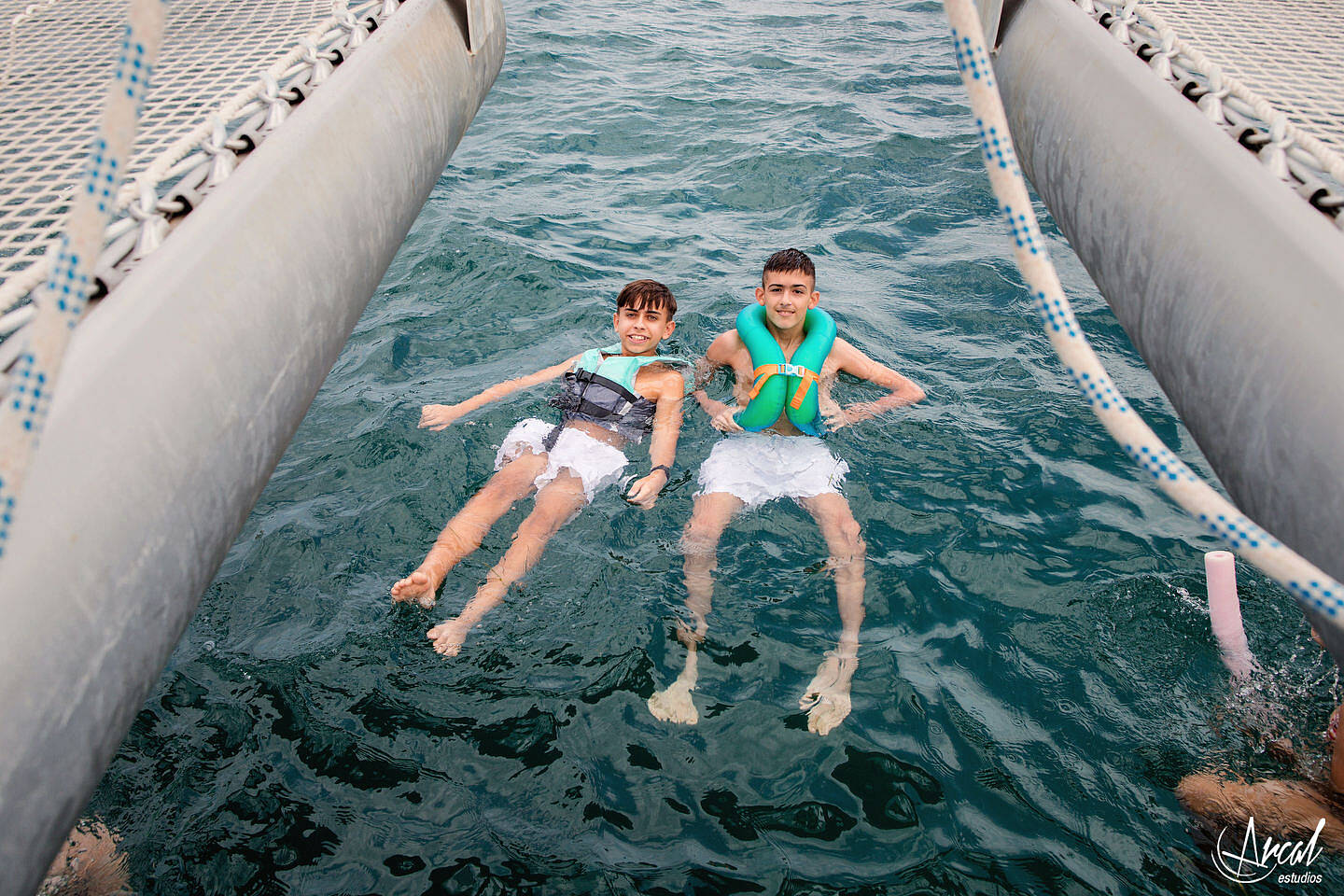 131-elena-y-a-ngel-fotografi-a-de-aniversario-de-bodas-en-catamaran-de-alicante-boda-de-verano-en-el-mar-de-alicante-164073-O