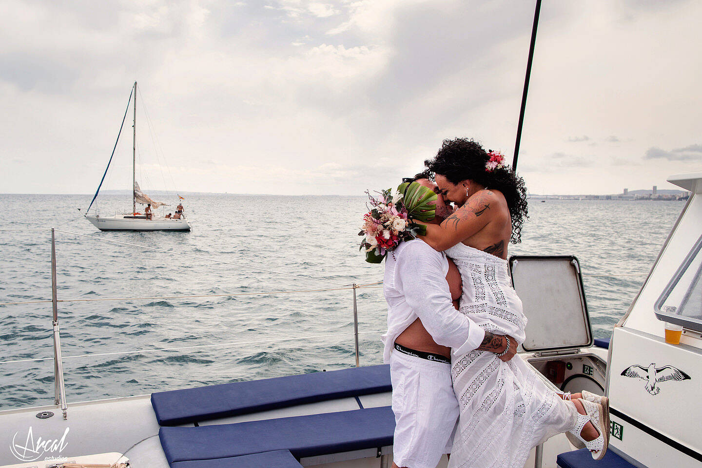 139-elena-y-a-ngel-fotografi-a-de-aniversario-de-bodas-en-catamaran-de-alicante-boda-de-verano-en-el-mar-de-alicante-164073-O