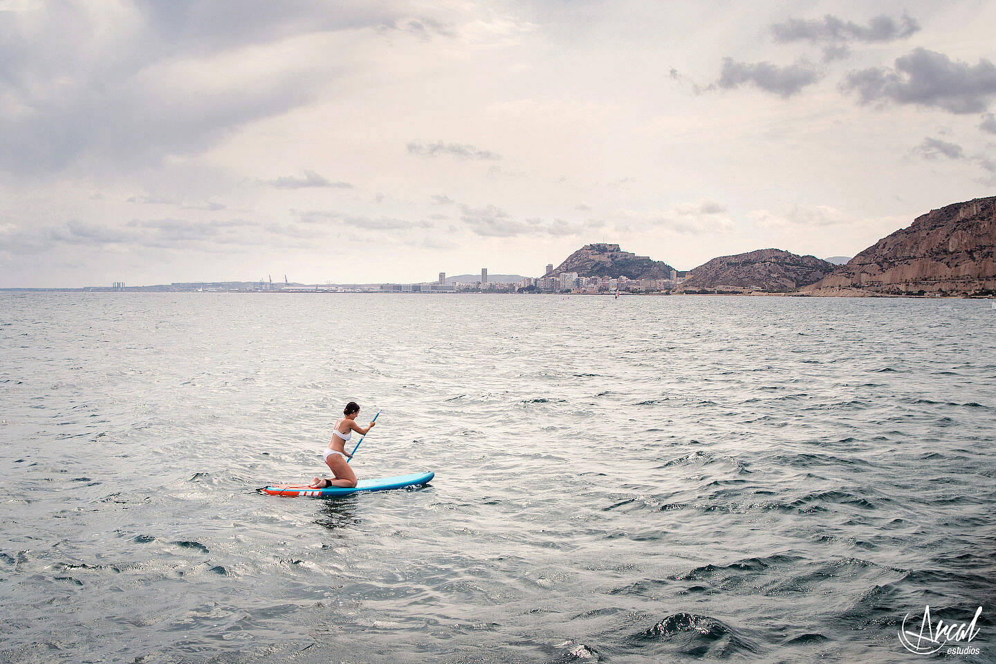 142-elena-y-a-ngel-fotografi-a-de-aniversario-de-bodas-en-catamaran-de-alicante-boda-de-verano-en-el-mar-de-alicante-164073-O