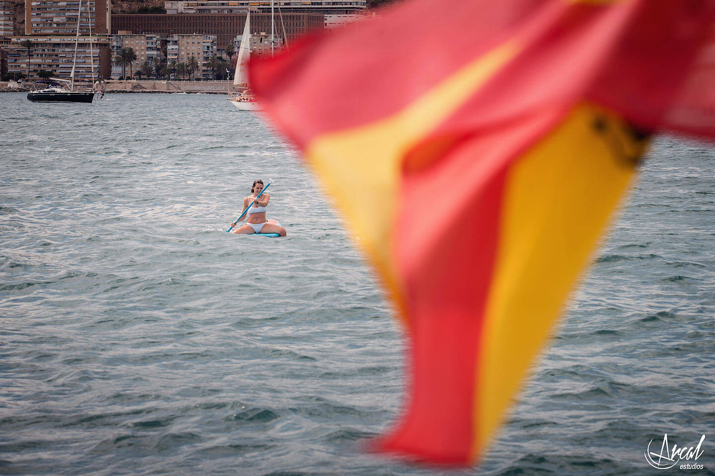 143-elena-y-a-ngel-fotografi-a-de-aniversario-de-bodas-en-catamaran-de-alicante-boda-de-verano-en-el-mar-de-alicante-164073-O