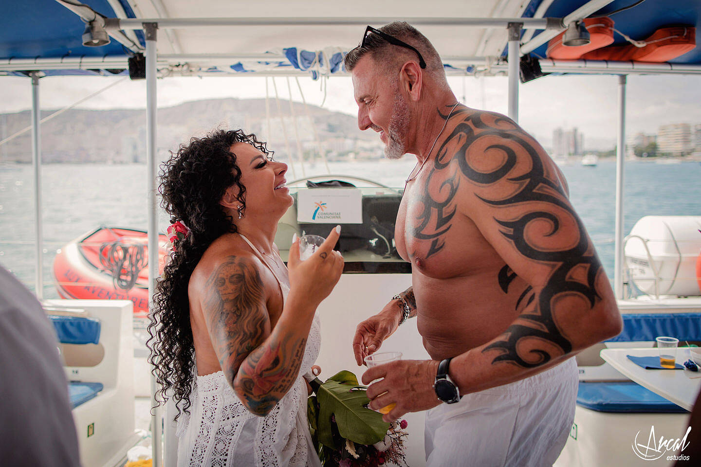 159-elena-y-a-ngel-fotografi-a-de-aniversario-de-bodas-en-catamaran-de-alicante-boda-de-verano-en-el-mar-de-alicante-164073-O