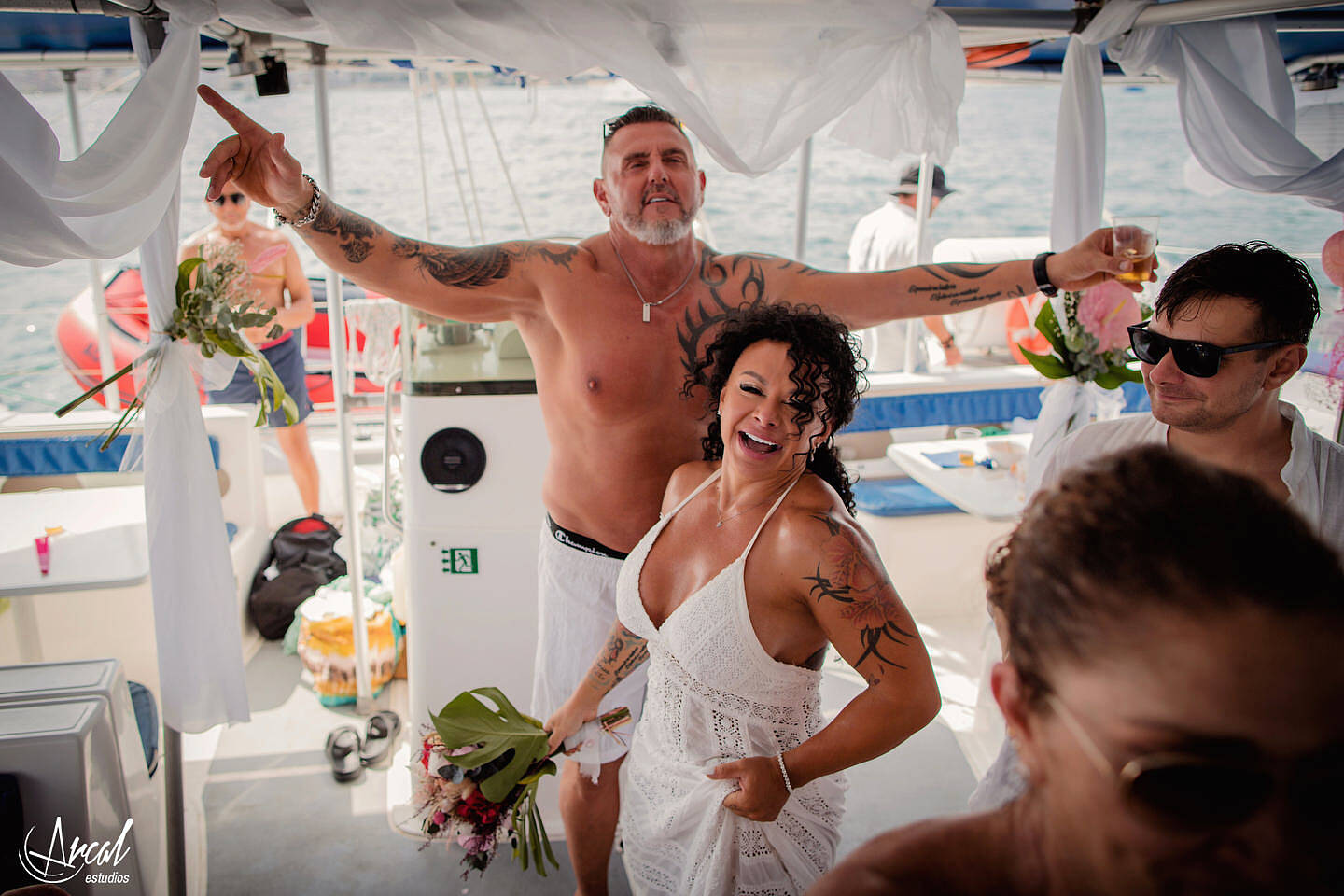 173-elena-y-a-ngel-fotografi-a-de-aniversario-de-bodas-en-catamaran-de-alicante-boda-de-verano-en-el-mar-de-alicante-164073-O