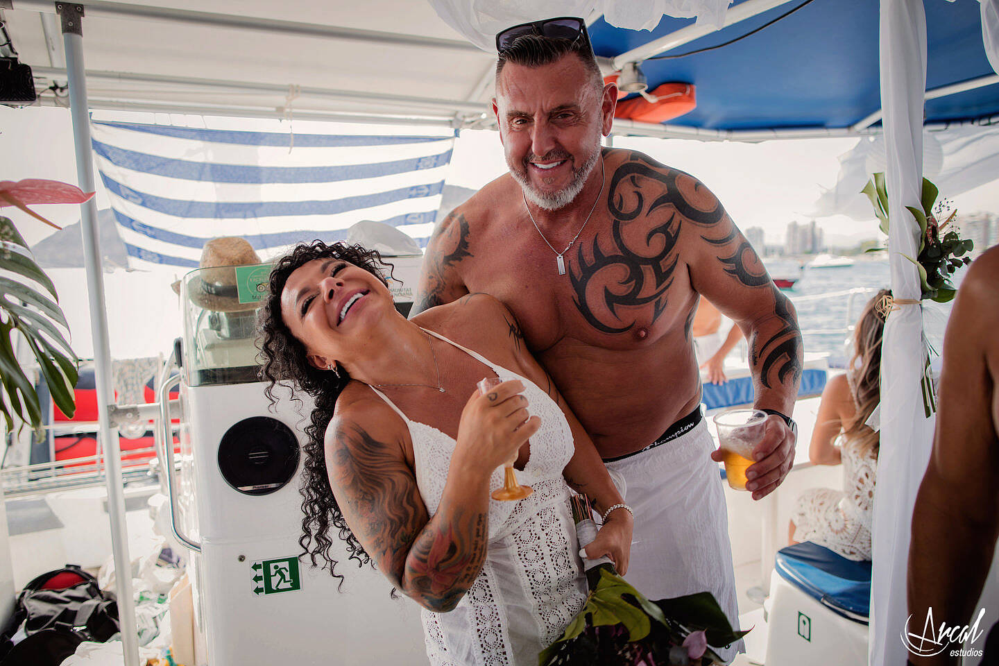 179-elena-y-a-ngel-fotografi-a-de-aniversario-de-bodas-en-catamaran-de-alicante-boda-de-verano-en-el-mar-de-alicante-164073-O