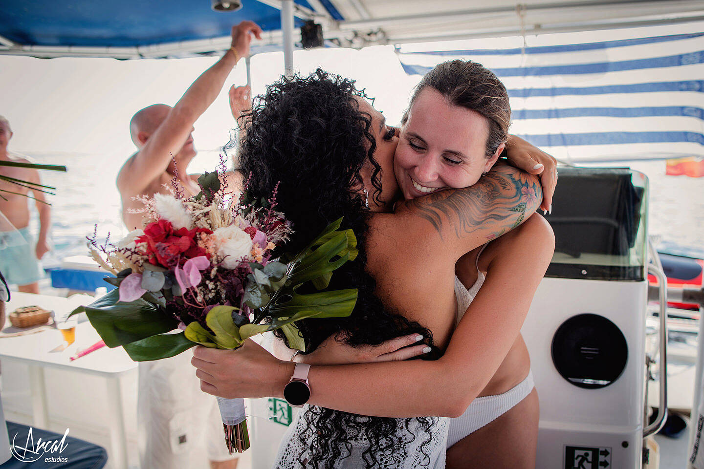 190-elena-y-a-ngel-fotografi-a-de-aniversario-de-bodas-en-catamaran-de-alicante-boda-de-verano-en-el-mar-de-alicante-164073-O