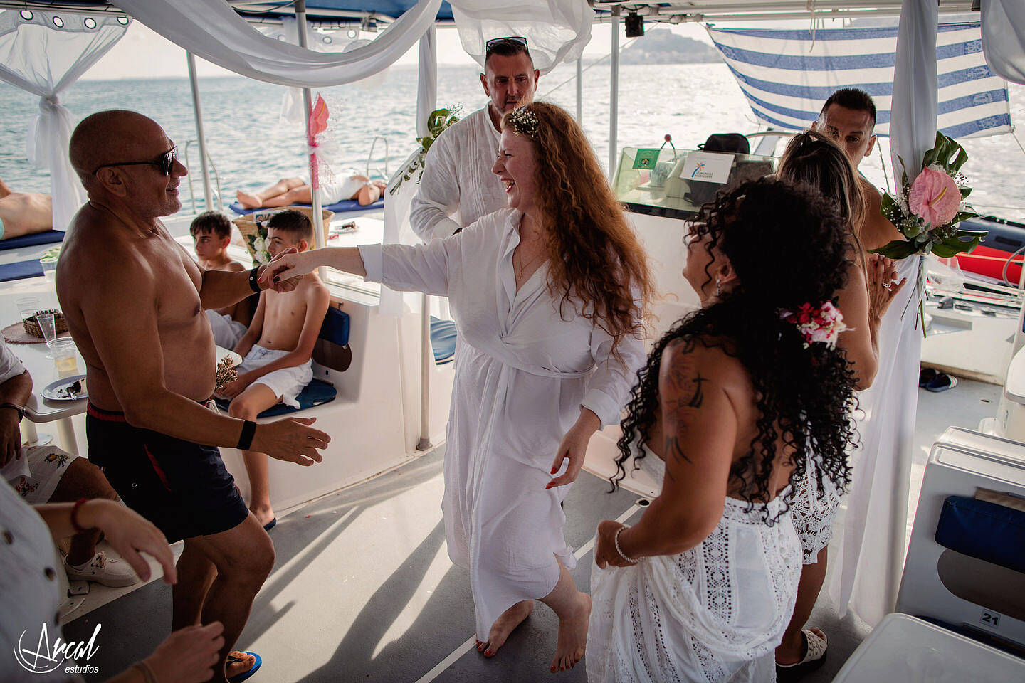 214-elena-y-a-ngel-fotografi-a-de-aniversario-de-bodas-en-catamaran-de-alicante-boda-de-verano-en-el-mar-de-alicante-164073-O