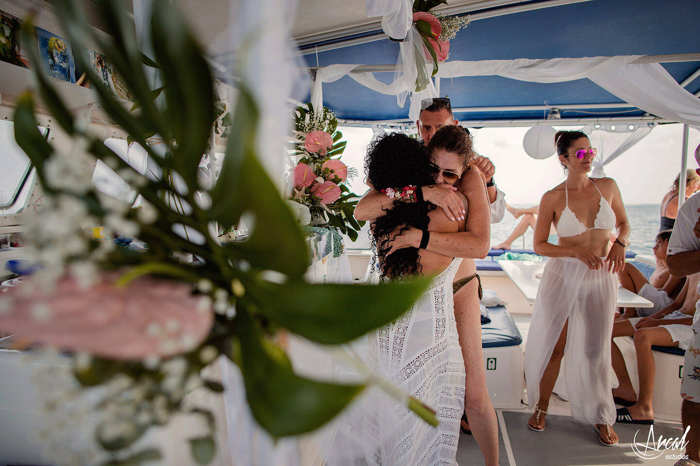 215-elena-y-a-ngel-fotografi-a-de-aniversario-de-bodas-en-catamaran-de-alicante-boda-de-verano-en-el-mar-de-alicante-164073-O