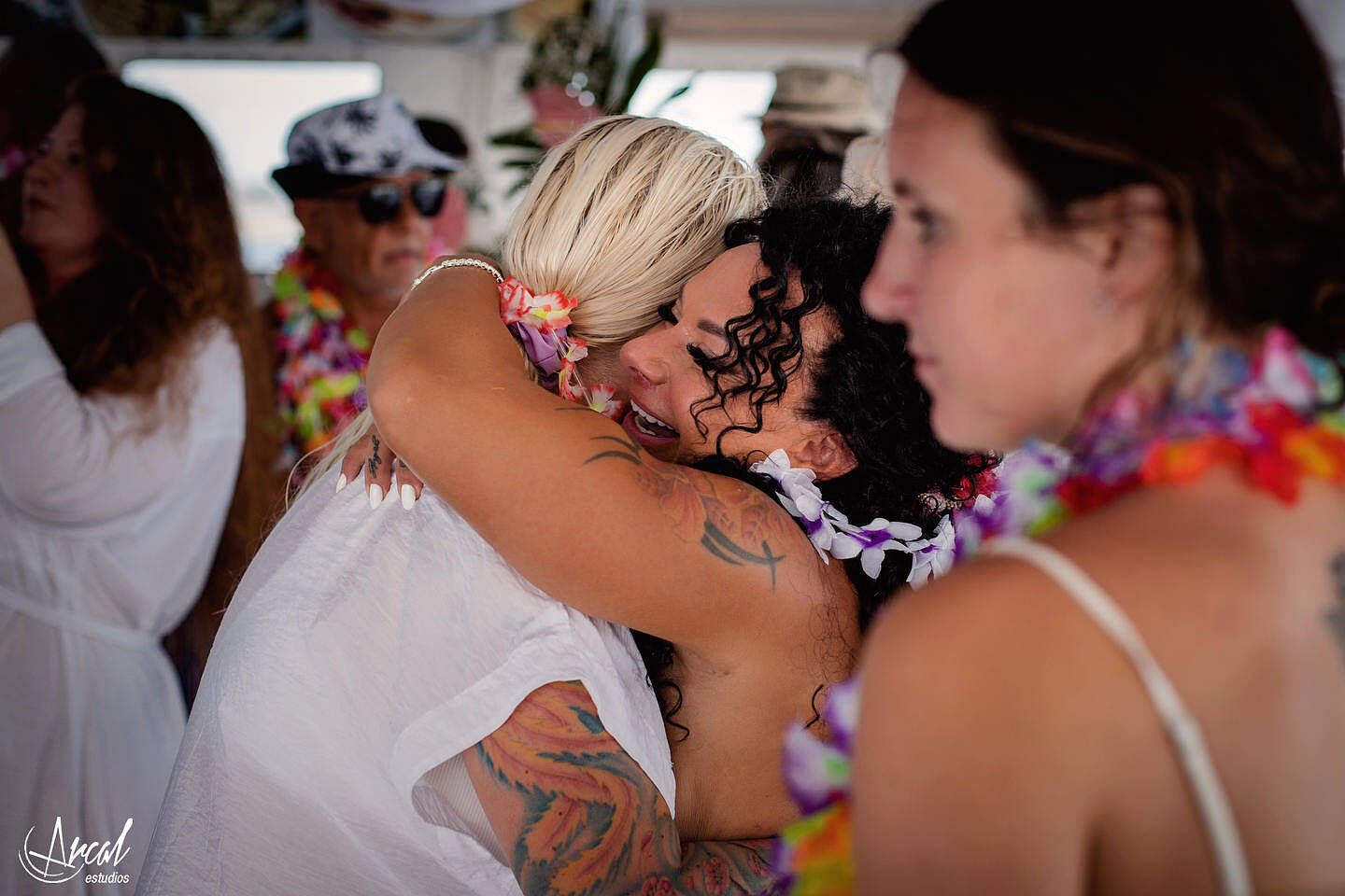 227-elena-y-a-ngel-fotografi-a-de-aniversario-de-bodas-en-catamaran-de-alicante-boda-de-verano-en-el-mar-de-alicante-164073-O